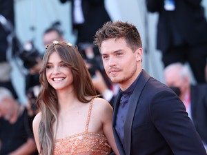 „Felbonthatatlan kötelék” – Palvin Barbara és Dylan Sprouse különleges ékszerrel pecsételték meg szerelmüket