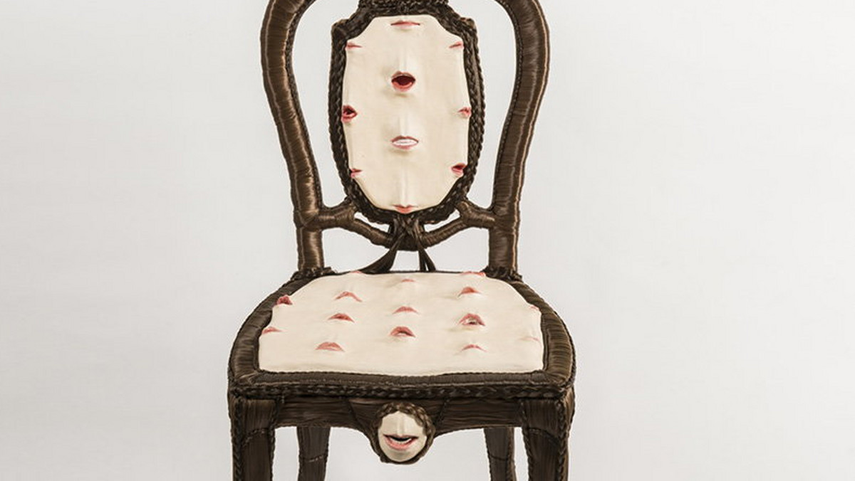 Fiona Roberts to artystka, która tworzy projekty mebli imitujące części ludzkiego ciała. W jej kolekcji nie zabrakło krzeseł z "otwartymi ustami", poduszek w kształcie ludzkich twarzy oraz zasłon z nadrukiem oczu.