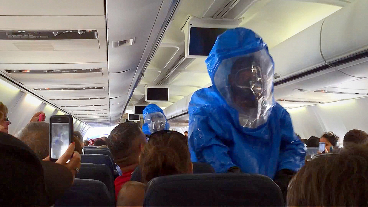 Niepokój spowodowany rozprzestrzeniającą się coraz bardziej epidemią gorączki krwotocznej sprawia, że również linie lotnicze coraz poważniej traktują zagrożenie. Przekonał się o tym jeden z pasażerów samolotu lecącego z Filadelfii do Punta Cana na Dominikanie. Mężczyzna zażartował, że jest zarażony ebolą i po przylocie został zatrzymany przez służby sanitarne.