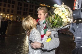 Slavni glumac POTPUNO UVENUO nakon samoubistva bivše supruge! Izgleda KAO DUH: Slike POTRESAJU SVET, ljudi mole ćerke da zbrinu oca