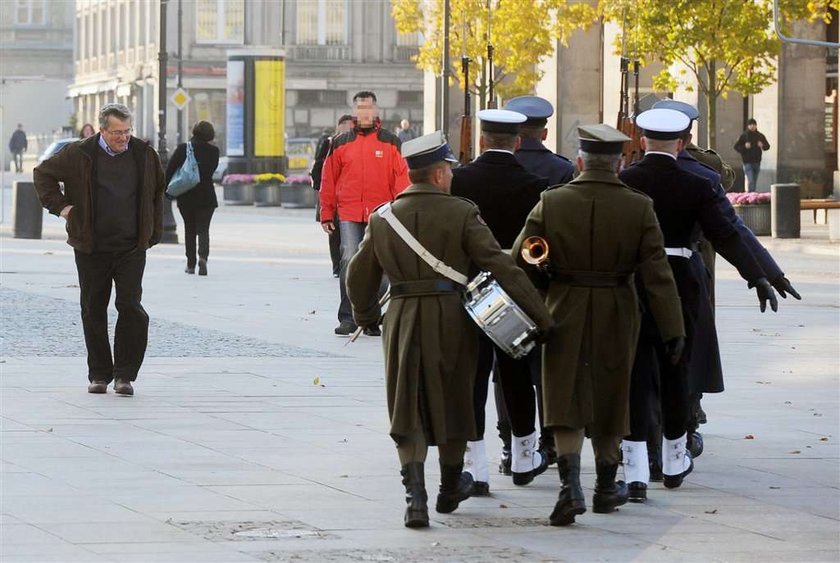 Komorowski do pracy piechotą, a garnitury limuzyną!  FOTO