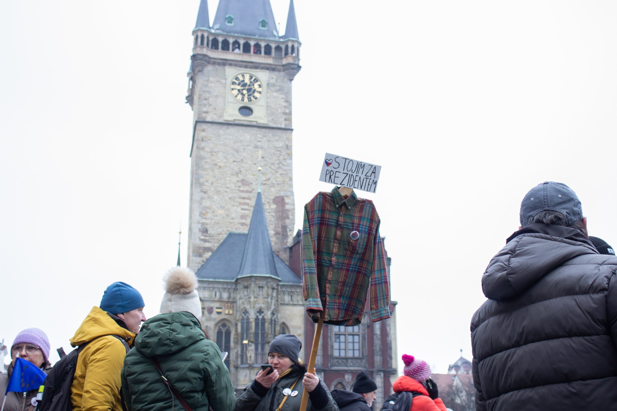 V Prahe sa na podporu prezidenta Pavla zišli desaťtisíce ľudí.