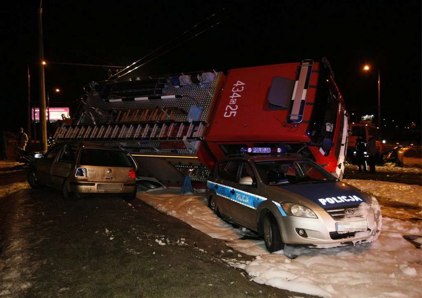 Pług staranował pojazd straży pożarnej i radiowóz