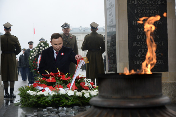 Prezydent Andrzej Duda składa wieniec na Grobie Nieznanego Żołnierza na pl. Piłsudskiego w Warszawie
