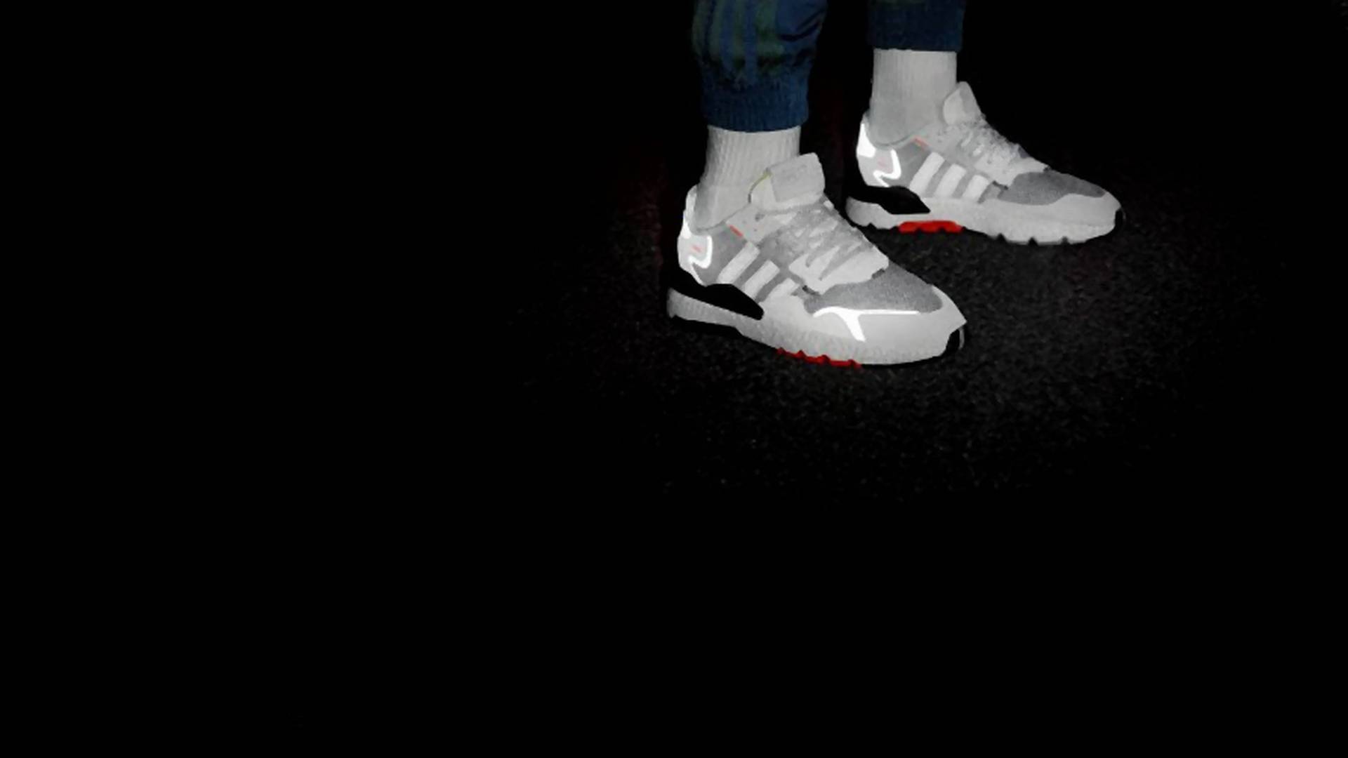 Nowe adidas Nite Jogger świecą w ciemnościach - już nigdy nie zgubicie się na melanżu