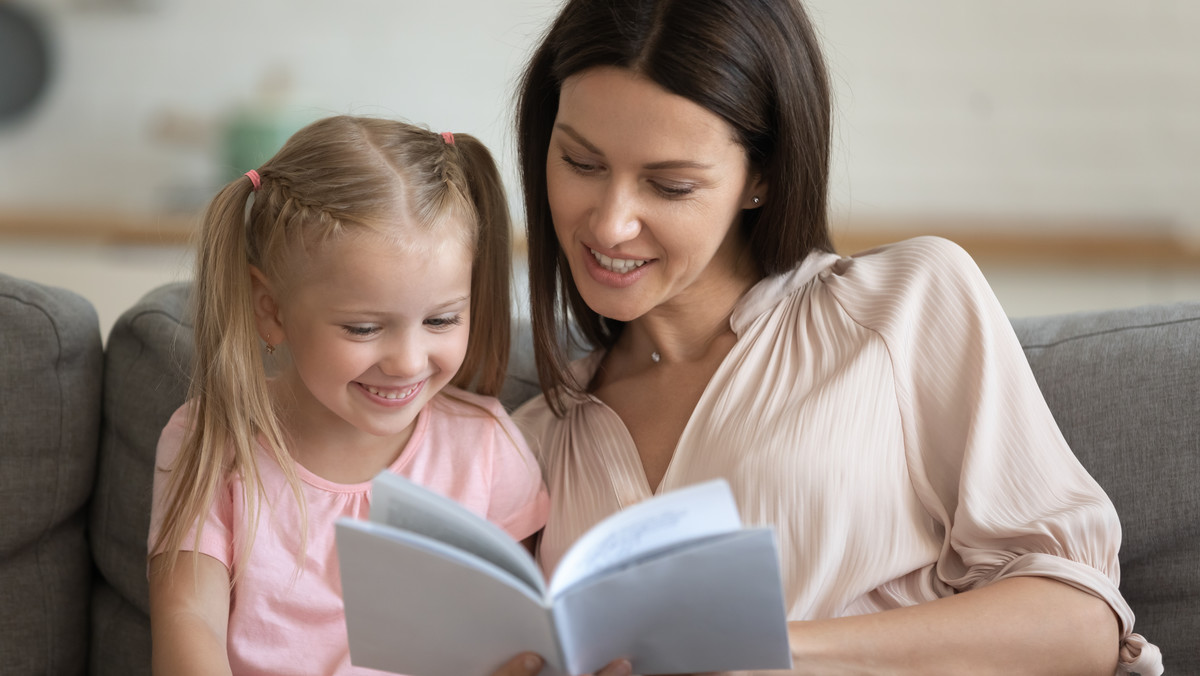 Coraz częściej w postanowieniach noworocznych deklarujemy chęć przeczytania jednej książki tygodniowo lub miesięcznie. Warto jednak oprócz czytania literatury "dla dorosłych" pamiętać o najmłodszych. Wg badań czytanie dzieciom wpływa na relacje z rodzicami, a także pozytywnie wpływa na rozwój malucha. Poniżej prezentujemy książki właśnie dla najmłodszych.