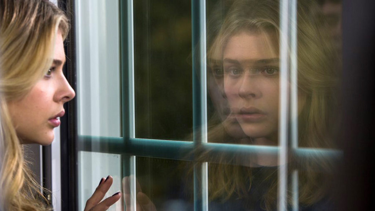 Chloë Grace Moretz szturmem podbiła Hollywood rolą przebojowej Hit Girl w "Kick-Ass" Matthew Vaughna z 2010 roku. Od tamtej pory zapracowała na miano jednej z najbardziej wyrazistych aktorek swojego pokolenia. Ma na swoim koncie współpracę m.in. z Martinem Scorsese, Timem Burtonem i Olivierem Assayasem, ale obecnie 19-letnia gwiazda nie zamierza zwalniać tempa. W jej filmografii figuruje średnio pięć produkcji rocznie – a już od 15 kwietnia będziemy mogli ją oglądać w "Piątej fali" J Blakesona, ekranizacji popularnej powieści dla młodzieży autorstwa Ricka Yanceya. "Piąta fala" w kinach od 15 kwietnia.