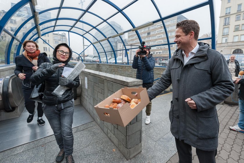 Pierwszy dzień prezydenta Trzaskowskiego. Rozdawał pączki w metrze