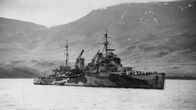 Oddany do służby 14 października 1941 r. krążownik lekki HMS Trinidad, który 29 marca 1942 r. w czasie starcia z niemieckimi niszczycielami dokonał „samostorpedowania”. Na zdjęciu okręt podczas prowizorycznej naprawy w Murmańsku.