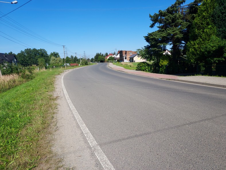 Przed miejscem wypadku na drodze jest lekki łuk