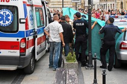 Nagi mężczyzna czytał Biblię. Samochód zaparkował pod Kościołem