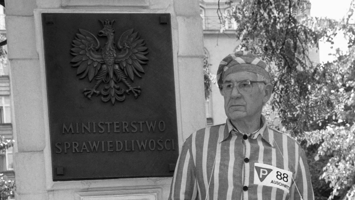 Wczoraj, w wieku 94 lat zmarł na Kubie Zygmunt Sobolewski, jeden z czterech ostatnich żyjących byłych więźniów pierwszego transportu Polaków do KL Auschwitz - poinformował Adam Cyra z Państwowego Muzeum Auschwitz-Birkenau.