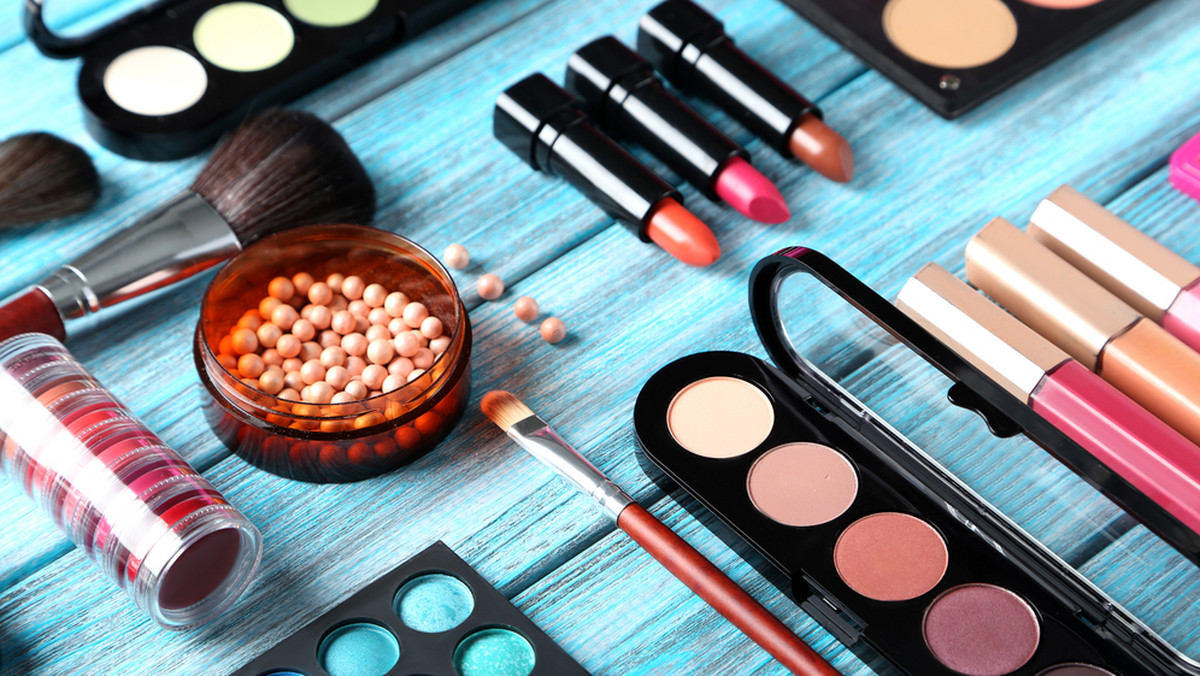 Amerykański producent kosmetyków Claire's zdecydował o wstrzymaniu sprzedaży produktów z brokatem. Znana sieć oferuje swoje produkty m.in. w Europie, także w naszym kraju.