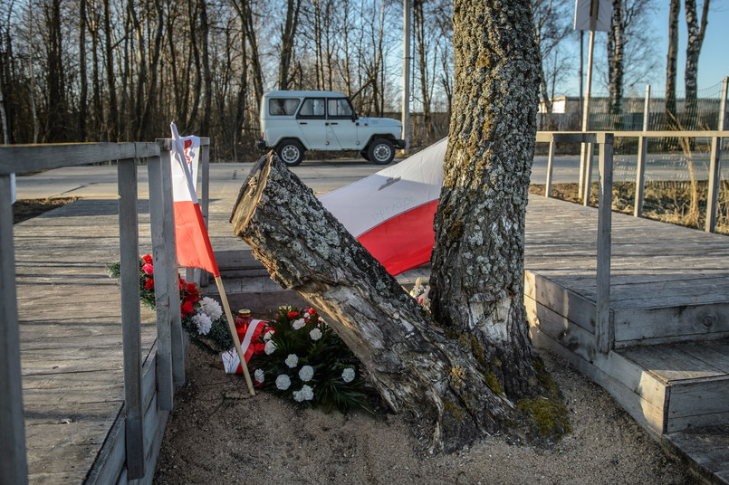 Jeszcze 09.04 późnym wieczorem służby komunalne sprawdzały drogę dojazdową i tereny przylegające do miejsca, w którym pięć lat temu rozbił się polski samolot