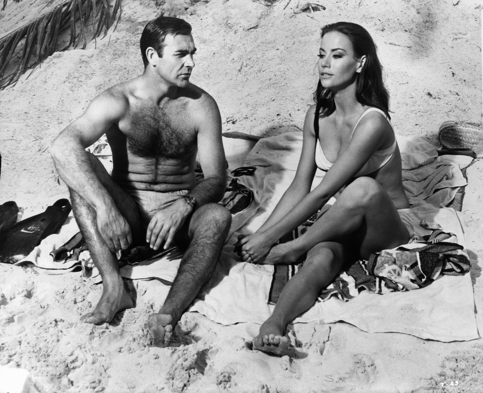 Sean Connery i Claudine Auger na planie "Operacji Piorun" z 1965 r.