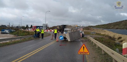 Szokujący wypadek na krajowej „7”. Betonowy blok spadł z ciężarówki na jadące auta