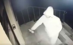 Wymalowano sprayem drzwi biura poselskiego PiS w Szczecinie. 'To kolejny atak'. NAGRANIE WIDEO