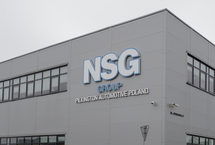 Zakład w Chmielowie jest częścią koncernu NSG Group, japońskiego producenta szkła dla budownictwa i motoryzacji. Zakład w Chmielowie to najnowocześniejszy zakład tego typu w Polsce i jeden z najnowocześniejszych na świecie. <br><br>fot. (dd/cat) PAP/Darek Delmanowicz