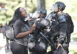 "Rasizm to pandemia". Afroamerykańscy policjanci oskarżani o zdradę [REPORTAŻ]