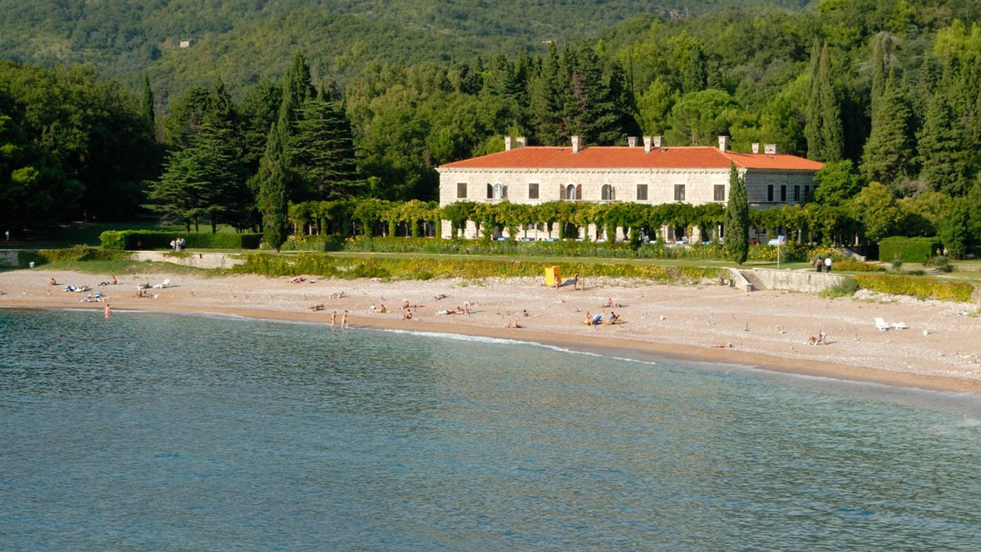 Jedan dan na plaži u Crnoj Gori košta kao celo letovanje u Grčkoj