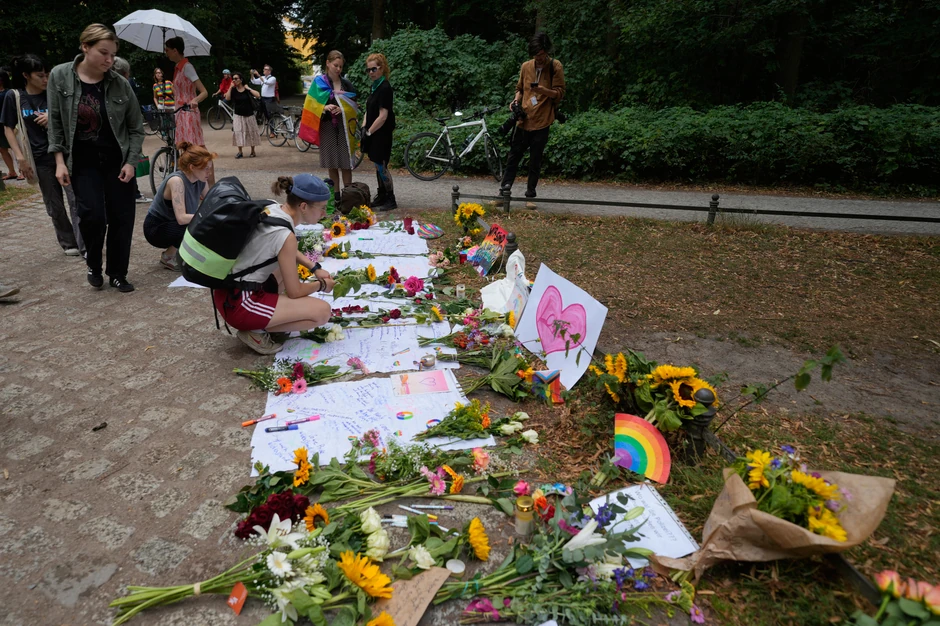 Odavanje počasti žrtvama terorističkog napada tokom održavanja Parade ponosa, Berlin
