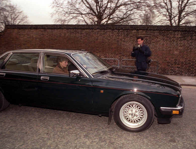 Księżna Diana wjeżdża na teren Pałacu Buckingham. W bagażniku często ukrywał się Hasnat Khan