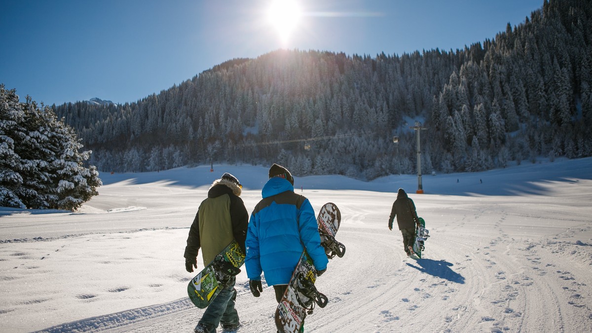 Belegondolni is szörnyű: 15 órát fagyoskodott a magasban egy sífelvonó fogságában a snowboardos