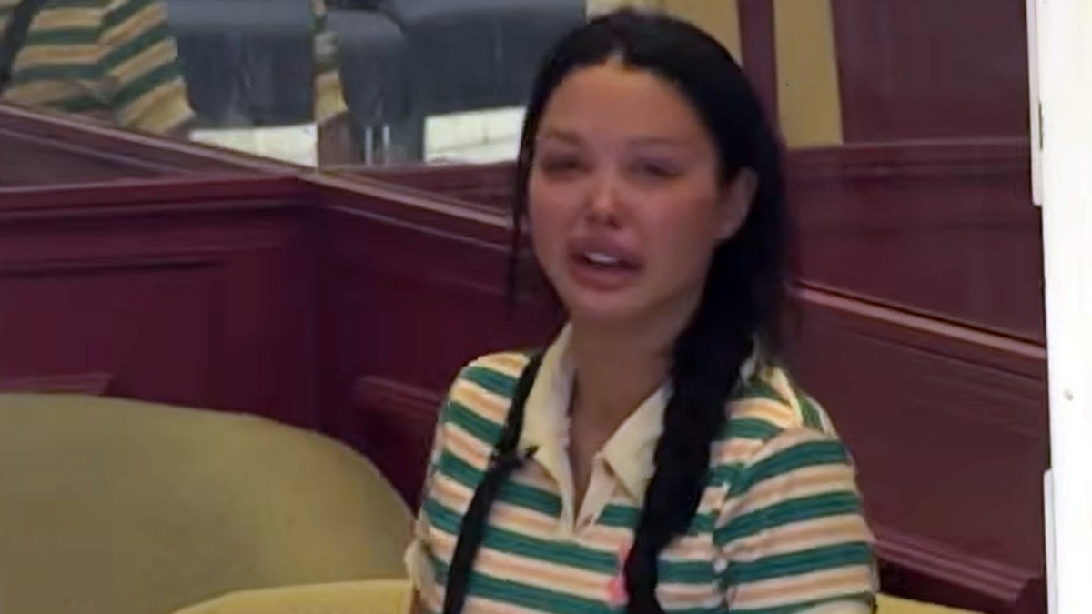 Maja Marinković plače u pušionici