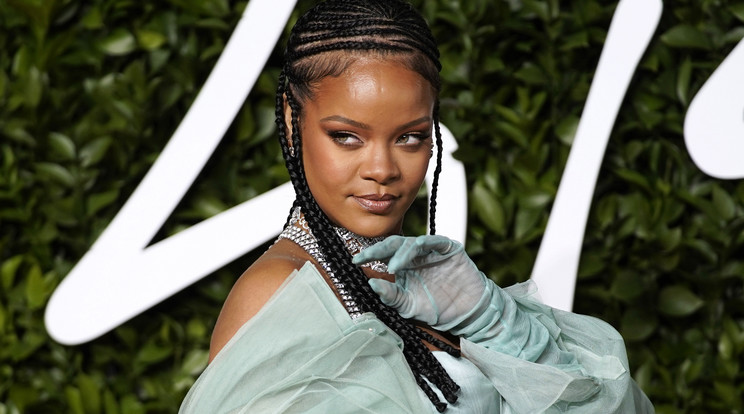 Rihanna barbadosi énekesnő-színésznő a Brit Divatdíjak átadási ünnepségén Londonban. Nagy-Britanniában minden évben megjutalmazzák a divatszakmában kiemelkedő teljesítményt nyújtó tervezőket és modelleket. / Fotó: MTI/EPA/Will Oliver