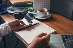 Dwa święta w 2025 r. wypadają w sobotę. Co to oznacza dla pracowników?