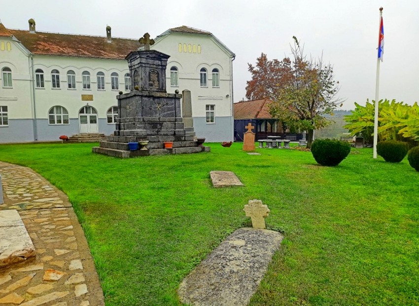 Na Lazarevu subotu 28. aprila 1804 godine, Turke koji su išli od Semberije preko Varoš Lešnice sačekala su braća Nedić sa svoja 303 hajduka. Borba je trajala ceo dan