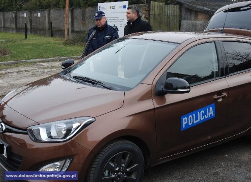 Nowy, nieoznakowany radiowóz policji z Ząbkowic Śląskich