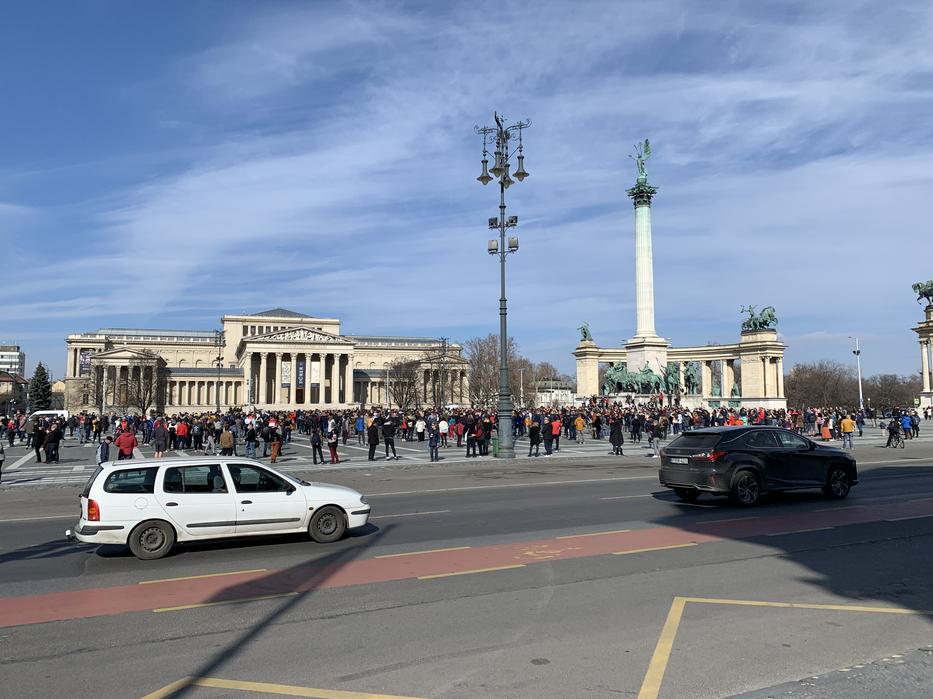 A korlátozások ellen tüntetnek a Hősök terén /Fotó: Blikk 