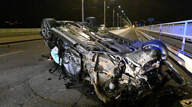 Ütközésben összeroncsolódott személygépkocsi az Árpád hídon 2023. július 1-jén. Eddig tisztázatlan körülmények között egy személyautó elütött egy kerékpárost, majd összeütközött egy másik autóval. A balesetben többen megsérültek, egy férfi a kórházban meghalt / Fotó: MTI/Mihádák Zoltán