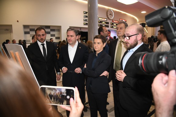 ANA BRNABIĆ I NIKOLA SELAKOVIĆ NA PREMIJERI "ŽETVE" Film o Žutoj kući i nelegalnoj trgovini organima na Kosovu i Metohiji rađen po istinitim događajima