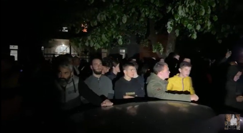 Veliki broj građana ispred Parohijskog doma pruža podršku sveštenstvu