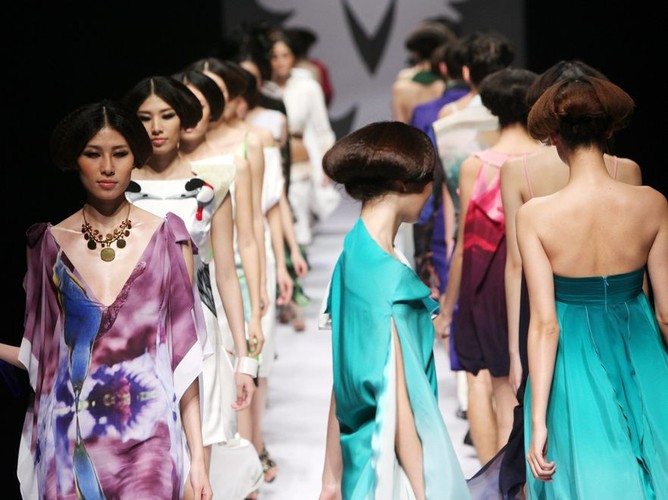 Propozycje projektantów z Chin na Chińskim Tygodniu Mody