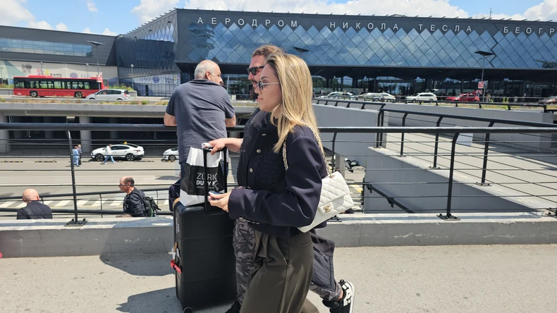 Breskvicu sačekao dečko na aerodromu