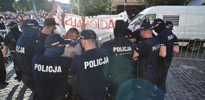 Tęczowe flagi i białe róże na Marszu Powstania Warszawskiego. Interweniowała policja