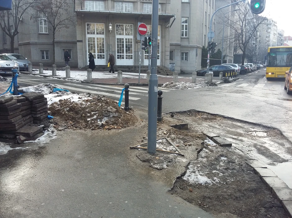 Rupa je zatrpana ali ulica izgleda kao posle kataklizme