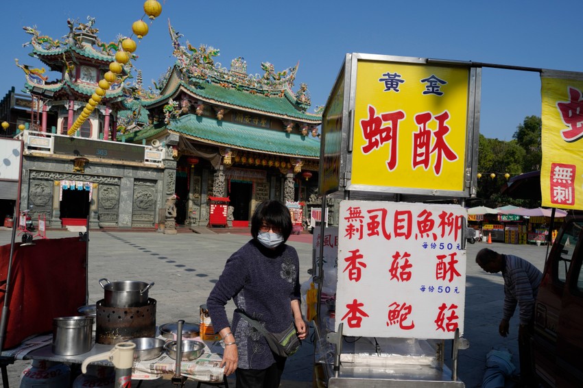Ulični prodavci ispred hrama u Tajnanu, koji je i biračko mesto