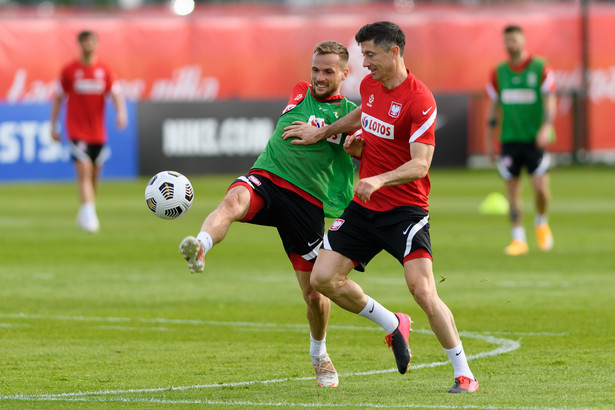 Tomasz Kędziora (L) i Robert Lewandowski (P) podczas treningu kadry, 24 bm. w ośrodku w Opalenicy