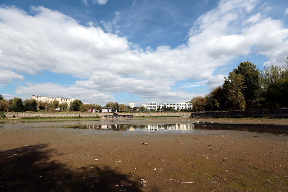 WARSZAWA WISŁA PORT PRASKI NISKI POZIOM WODY