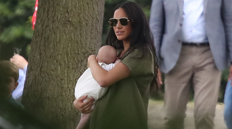 Meghan Markle váratlanul megjelent Harryék pólómeccsén a kis Archie-val a karjában /Fotó: Northfoto