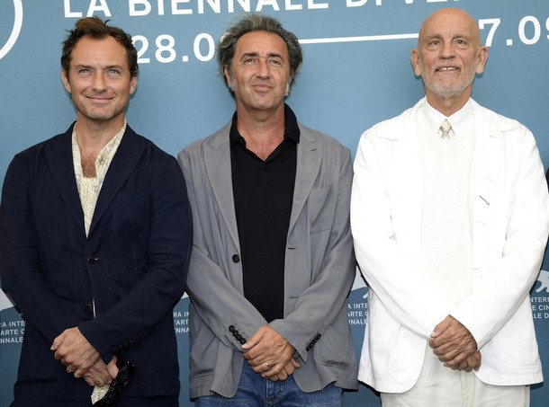 Młody papież Jude Law, reżyser Paolo Sorrentino oraz nowy papież John Malkovich