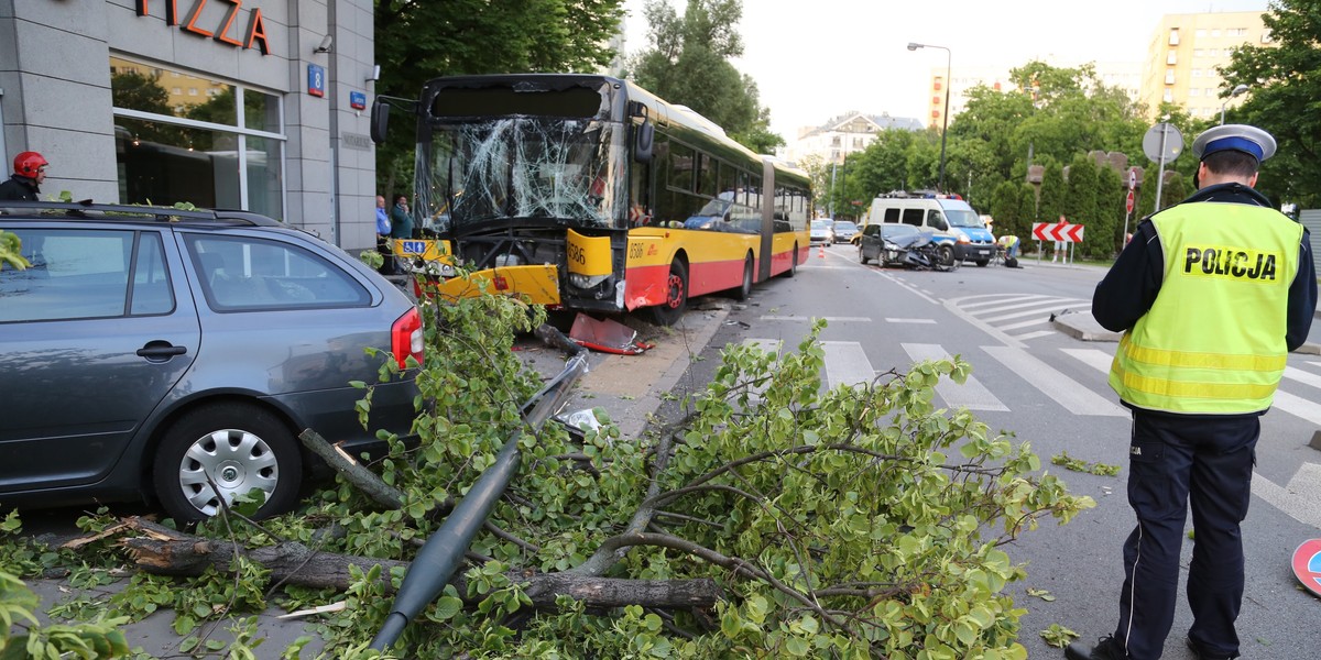 Autobus wbił się w drzewo po zderzeniu z osobówką