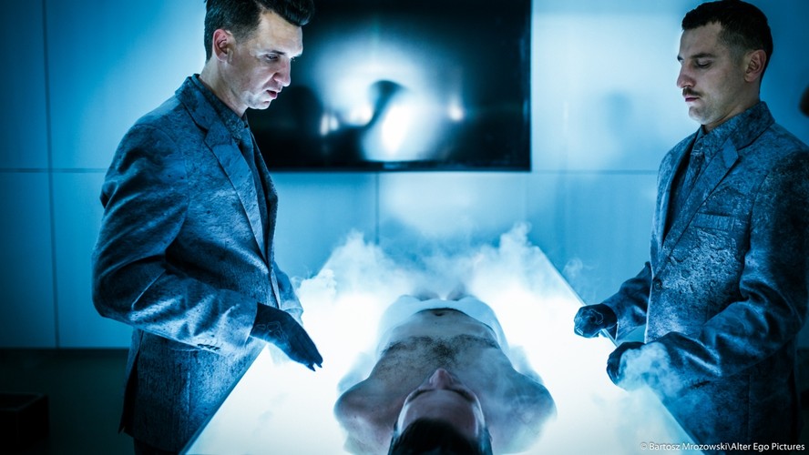 Wojciech Zieliński, Jakub Kamieński oraz Piotr Polak w filmie 'Człowiek z magicznym pudełkiem'; fot. Bartosz Mrozowski/Alter Ego Pictures