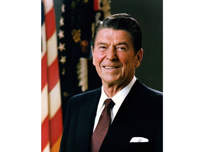 8. Ronald Reagan jest ósmym najbardziej podziwianym przywódcą na świecie i trzecim w USA. Dwukrotny laureat tytułu Człowieka Roku magazynu „Time” pełnił funkcję prezydenta USA w latach 1981–1989. Rewolucyjna jak na tamte czasy polityka gospodarcza tego wybitnego przywódcy przeszła do historii pod terminem „reaganomika”.