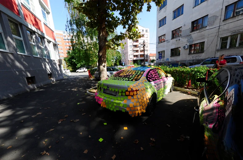Šareni "BMW" na parkingu Sportske gimnazije