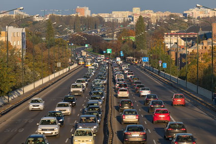 Coraz ciaśniej na drogach. Polacy rejestrują już niemal 2,5 tys. aut dziennie